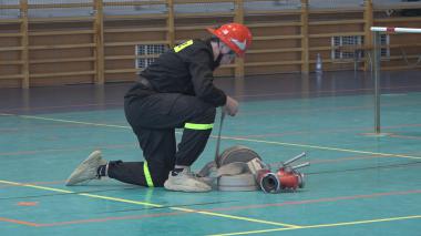 Halowe zawody młodych strażaków