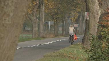 Bez pieczęci ani rusz. Budowa chodnika też czeka