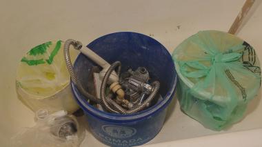 Przez spór o baterię przez rok nie miała łazienki