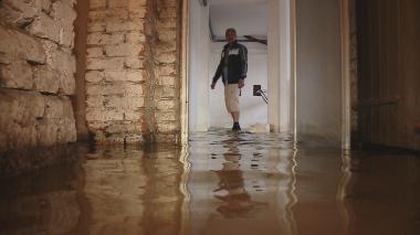 Zalewało im piwnice już za czasów basenu w mieście