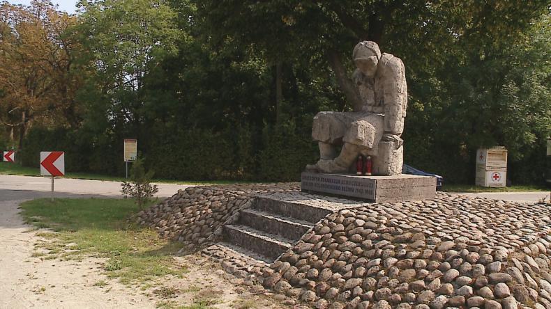 Kontrowersyjny pomnik zostanie w Starzyńskim Dworze