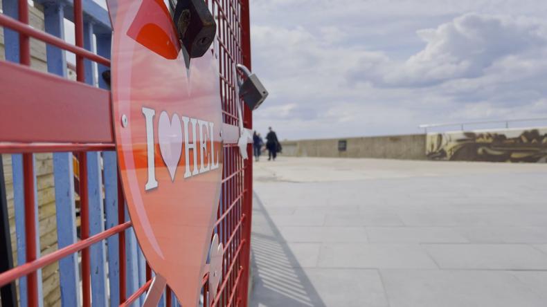 W Helu stanęło serce na kłódki dla zakochanych