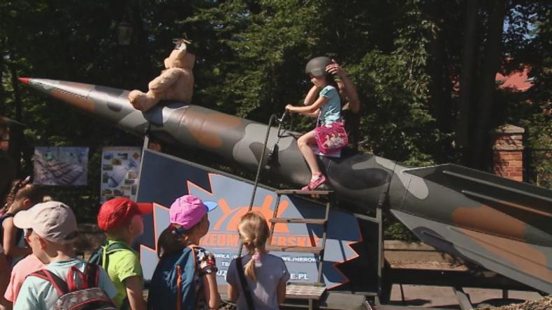 Przyszli żołnierze w koszarach