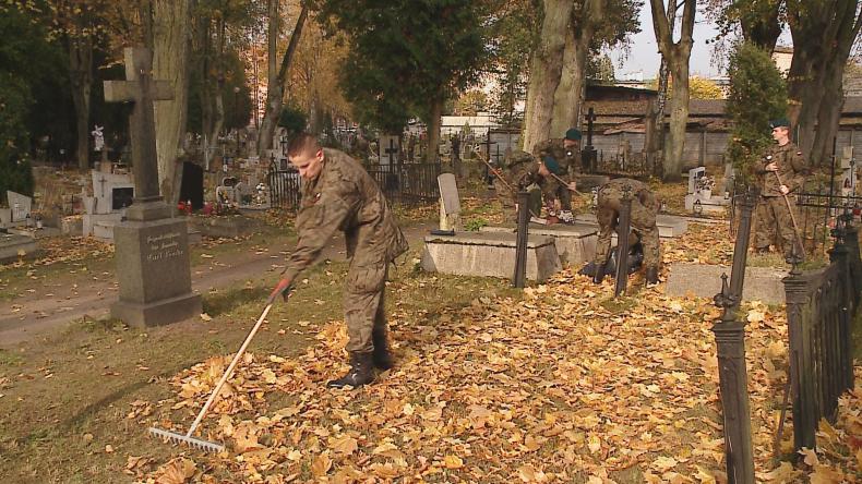 Ocalić od zapomnienia – akcja sprzątania na cmentarzu