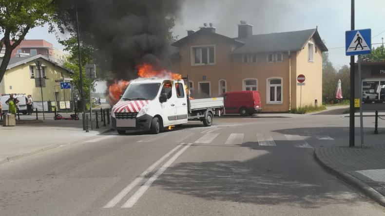 Pożar auta, interweniowali przechodnie