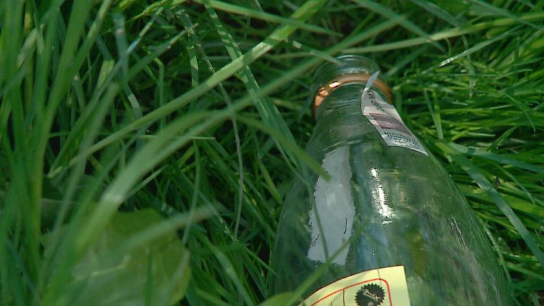 Piją i śmiecą, a dzieci sprzątają