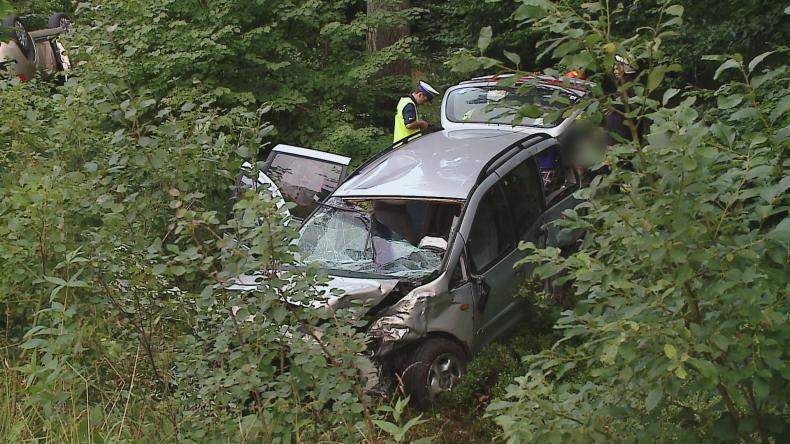 Dwa auta w rowie, sześć osób rannych