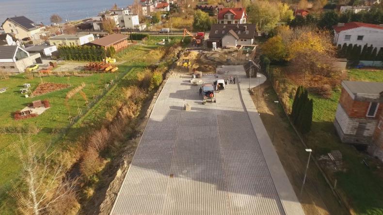 Parking na 50 samochodów powstaje w Rewie