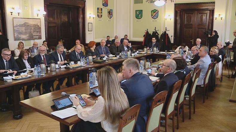 Dyskusja o Janie Pawle II na sesji powiatu