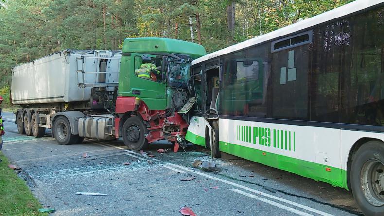 Zderzenie ciężarówki z autobusem - wielu rannych