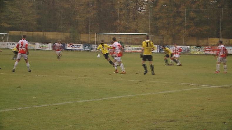 Gryf rozgromił Znicz. Mecz w strugach deszczu