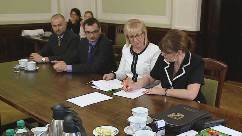 Powiat reguluje sprawy związane z pieczą zastępczą