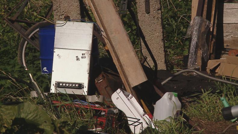 Robią wysypiska na podwórkach i palą śmieci w piecach