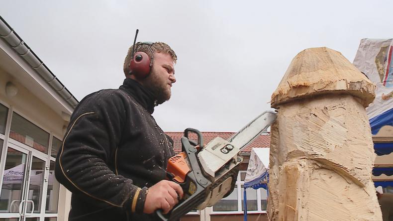 Rzeźbią kaszubską kapelę