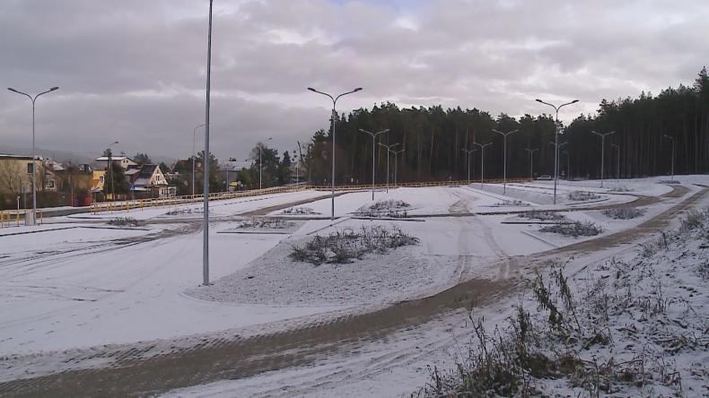 Parking przy cmentarzu świeci pustkami