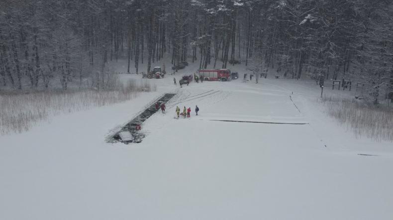 Wjechał autem na zamarznięte jezioro, skończył w wodzie