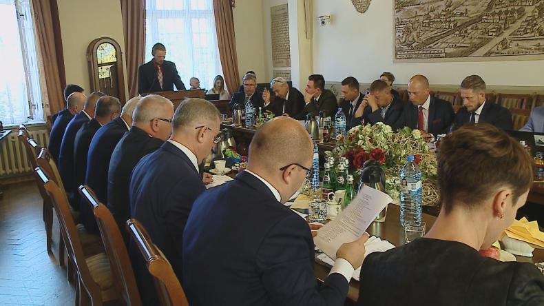 Nowy skarbnik, nowy autobus i kłótnia o basen