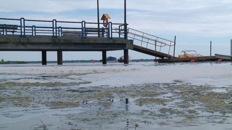 Gnijący brzeg odstrasza turystów