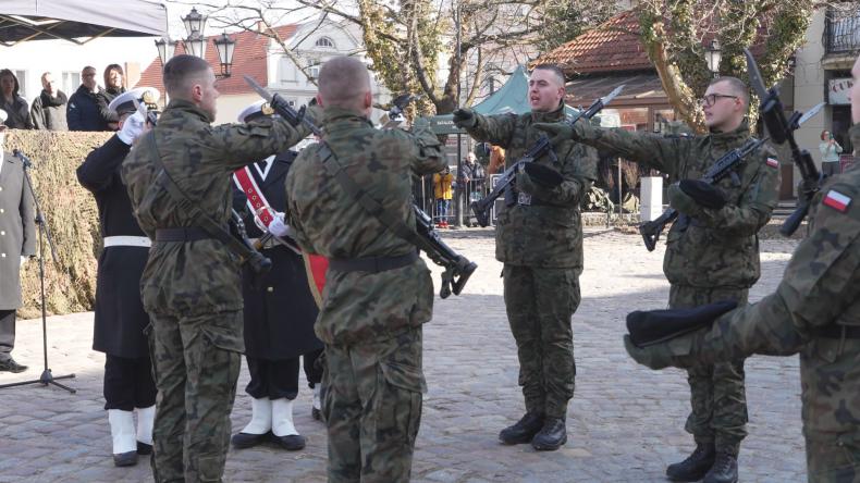 Wojskowa przysięga na wejherowskim rynku