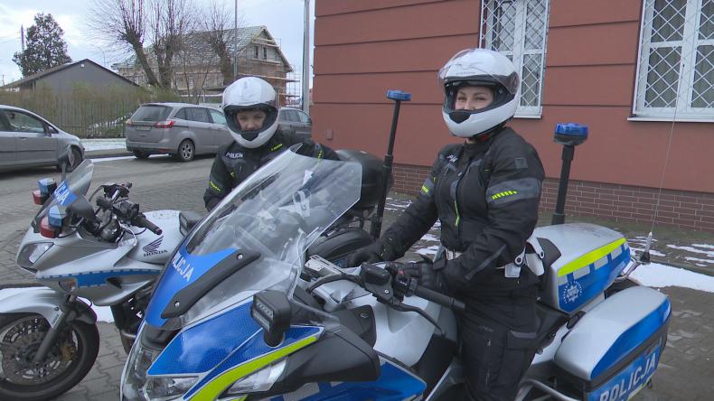Policjantki gotowe do pełnienia służby na motocyklach