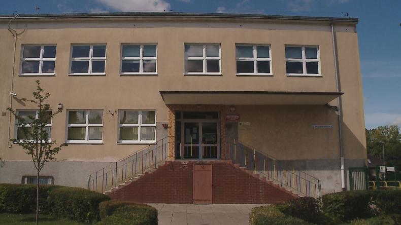 Szkolne stołki obsadzone