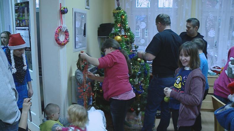 Motocykliści z dziećmi przy choince