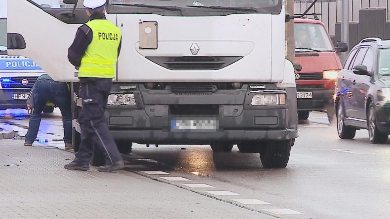 Ciężarówka w zderzeniu z pieszą