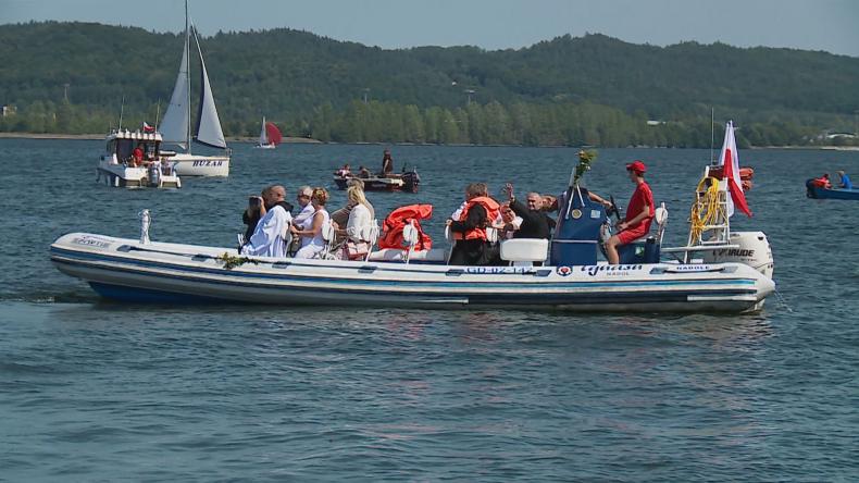 Po raz szesnasty ruszyli przez jezioro z intencją